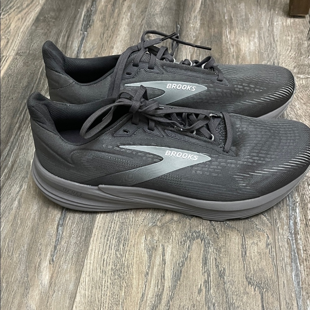 Brooks Revel 8 Men’s Size 10.5